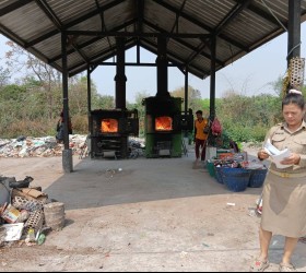 นายกิตติเกียรติ หงษ์ศรี ปลัดองค์การบริหารส่วนตำบลน้ำคำ ปฏิบัติิหน้าที่นายกองค์การบริหารส่วนตำบลน้ำคำ ได้มอบหมายให้งานสาธารณสุขออกติดตามการเผาขยะที่เตาเผาขยะทุกวัน